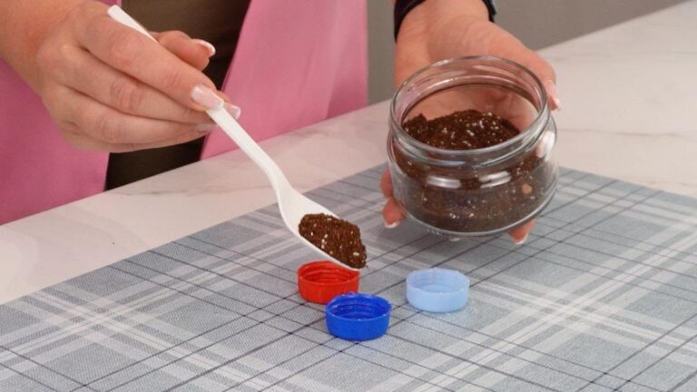 Questo semplice gesto con il caffè allontana davvero mosche e zanzare…