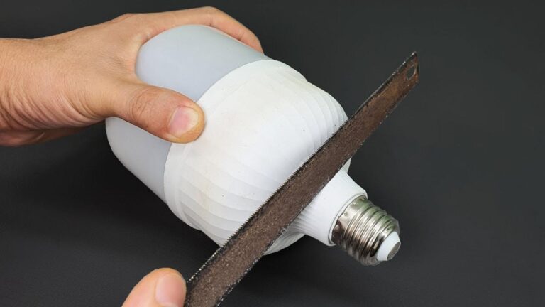 Questo semplice gesto trasforma le vecchie lampadine in decorazioni sorprendenti…
