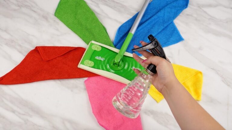 Questo semplice gesto ti farà risparmiare un sacco di soldi sui panni per Swiffer…