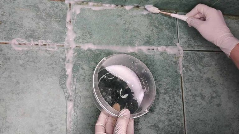 Il trucco naturale per far tornare bianchi i giunti neri tra le piastrelle